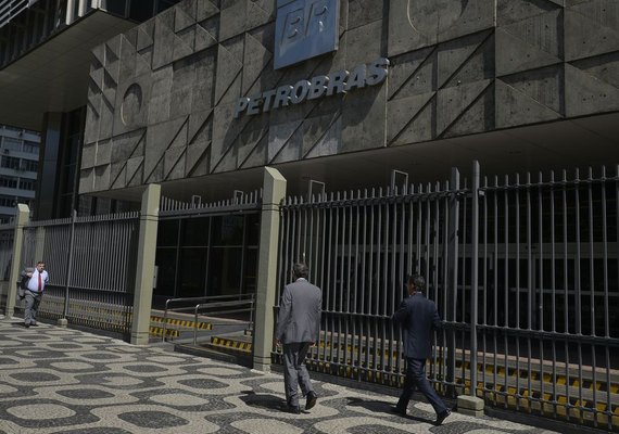 Petroleiros aprovam greve nacional a partir de segunda-feira