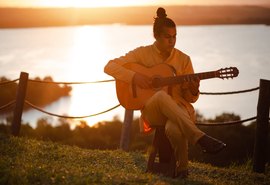 Rodrigo Avelino volta a cantar no Teatro Deodoro em seu Concerto Íntimo