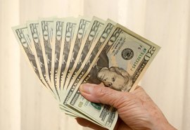 Dólar fica abaixo de R$ 5,30 com expectativa de alta dos juros