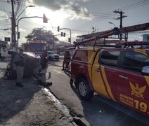 Acidente entre carro e van deixa vítima presa às ferragens em Maceió