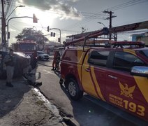 Acidente entre carro e van deixa vítima presa às ferragens em Maceió