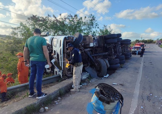 Em AL, carreta tomba e motorista morre esmagado pelo veículo