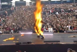 Djonga “coloca fogo em racista” durante show em SP e viraliza; assista