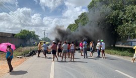 Manifestantes bloqueiam BR-104 impedindo passagem de veículos