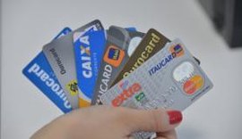 Juros do cartão de crédito atingem 290,43% ao ano