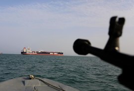 Petróleo ultrapassa US$ 100 com agravamento de conflitos no Oriente Médio