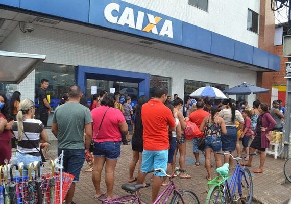 Auxílio Brasil: mais de 1 milhão de famílias estavam na fila de espera em fevereiro