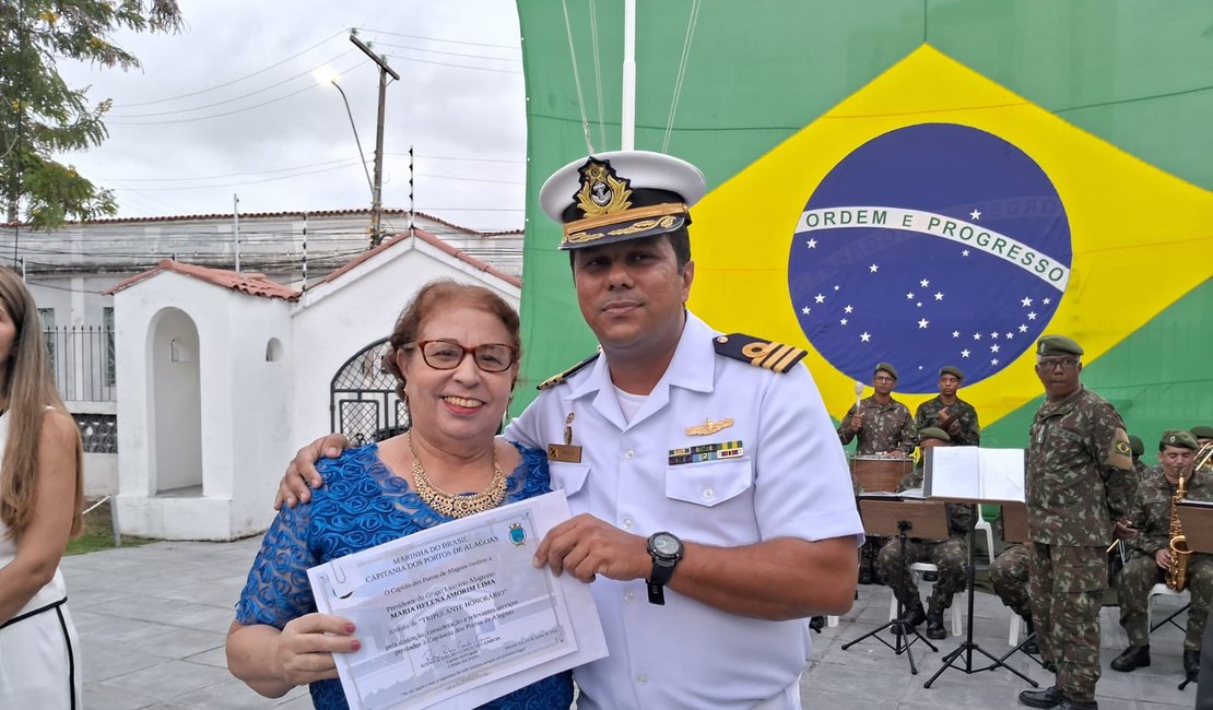 A Presidente do Grupo Literário Alagoano, Lenita Amorim, é homenageada com o título de “Tripulante Honorário” pela Capitania dos Portos de Alagoas e Marinha do Brasil