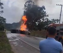 Acidente na BR-104: caminhão tomba e pega fogo em São José da Laje