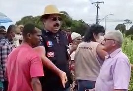 Em vídeo, prefeito de Rio Largo reprime protesto e xinga manifestantes