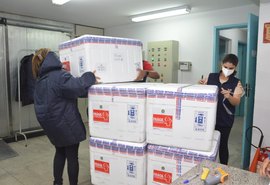 Alagoas recebe novo lote do imunizante AstraZeneca contra a covid-19