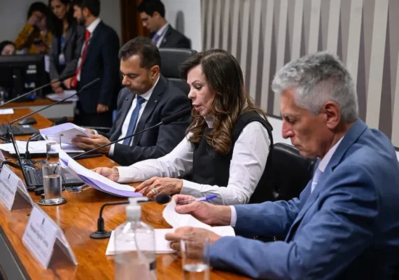 Comissão aprova medida que assegura reajuste de piso salarial de professores