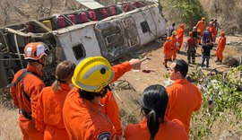 FOTOS: Corpo de Bombeiros divulga imagens do resgate do acidente em São José da Tapera
