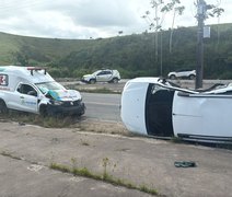 Cinco pessoas ficam feridas em acidente entre carro e ambulância em Matriz de Camaragibe