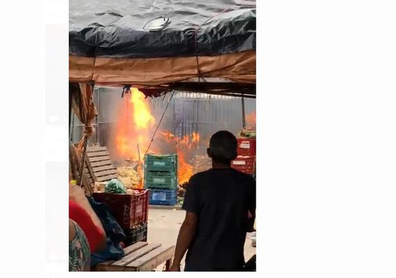 Barraca no Mercado de Arapiraca pega fogo e assusta comerciantes