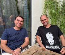 Eduardo Bolsonaro posta foto com camisa polêmica e gera ruído político