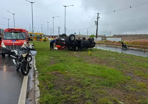 Motorista fica ferida após caminhonete capotar na Rota do Mar, em Maceió