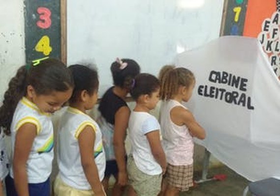 Projeto Eleitor Mirim estimula votação em escola