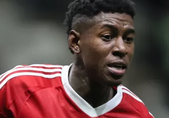 Vitão assina com o Flamengo e será apresentado após retorno de diretor