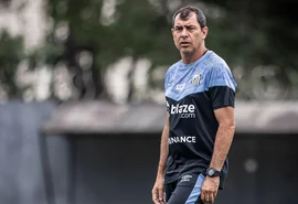 Clube japonês aciona o Santos na Fifa por contratação do técnico Fábio Carille; veja detalhes