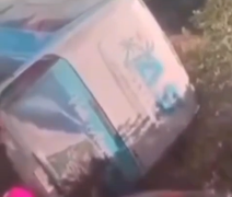 Ônibus que saiu de São Paulo para Arapiraca tomba em MG com 46 passageiros