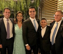 Candidato em Maceió mantém fotos nas redes com toda a família do atual prefeito