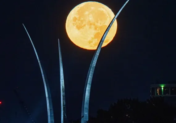 Superlua azul: veja fotos do fenômeno ao redor do planeta