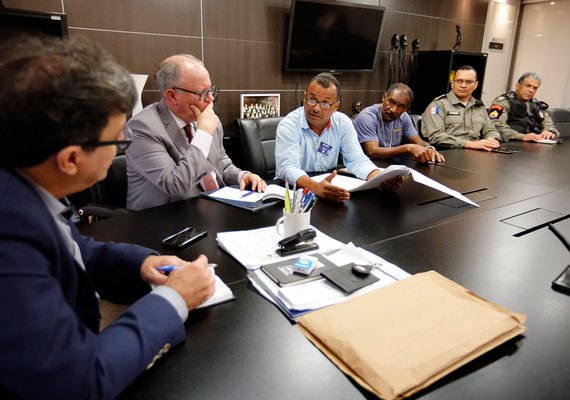 Regulamentação é discutida por taxistas e presidente do TJAL