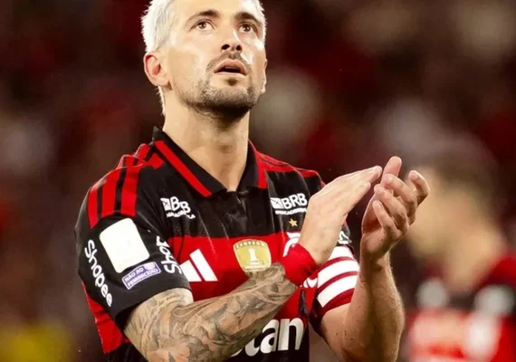 Arrascaeta desembarca no Rio e passa por cirurgia na clavícula