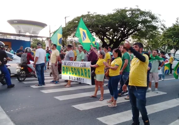 Bolsonaristas desbloqueiam Fernandes Lima, mas permanecem nos canteiros