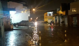 Chuvas constantes causam alagamentos nas ruas da capital alagoana