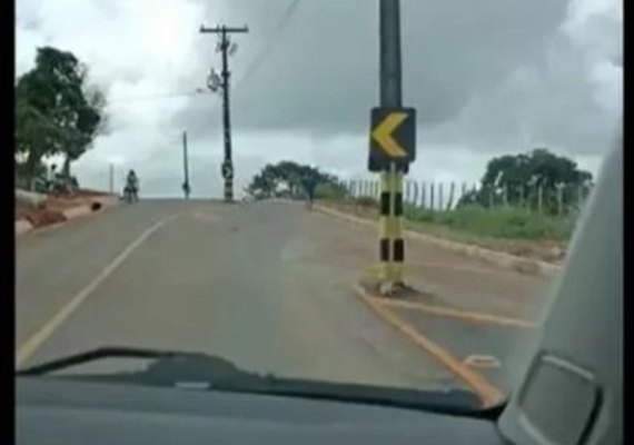 Vídeo: motorista registra postes no meio da pista em rodovia de AL