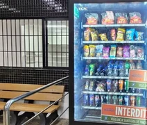 Máquina de venda automática é interditada por vender lanches vencidos em faculdade de Maceió