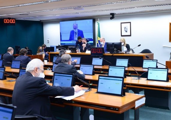 Câmara dos Deputados instaura processos contra seis deputados