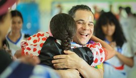 Professor retorna à escola onde estudou e inspira alunos com arte e afeto