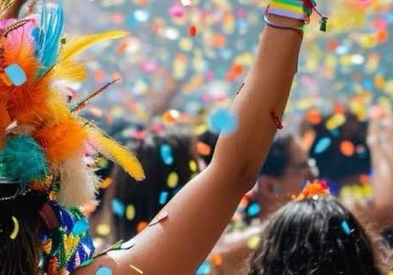 Nutricionista alerta sobre a importância de manter-se hidratado durante o carnaval