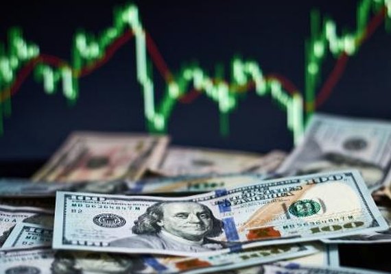 Dólar cai para R$ 5,37 e semana encerra praticamente estável