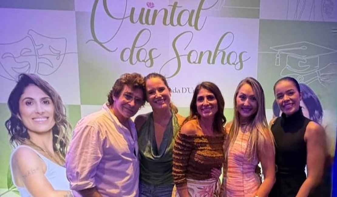 Psicólogo e escritor Alexander Bez prestigia o espetáculo Quintal dos Sonhos em Santos, no litoral de São Paulo