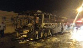 Ônibus pega fogo no Eustáquio Gomes e fica destruído