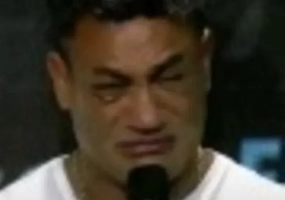 Popó anuncia aposentadoria e chora durante coletiva de imprensa