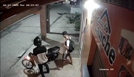 Vídeo: Entregador tem motocicleta roubada por dupla armada em Limoeiro do Anadia