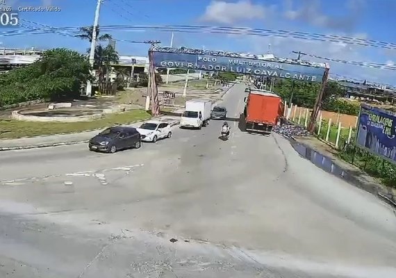 Vídeo: Carga de suco cai de carreta e é saqueada por populares no Distrito Industrial