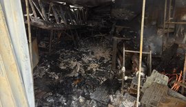 Incêndio destrói fábrica de roupas no interior de Alagoas; veja fotos