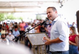 No Sertão, Renan Filho anuncia Pró-Estrada e visita obras de hospital