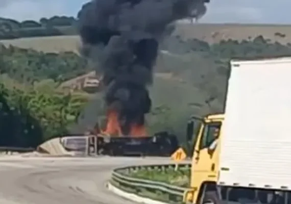 VÍDEO: Caminhão-tanque tomba e incendeia na BR-101, em Pilar; motorista fica ferido