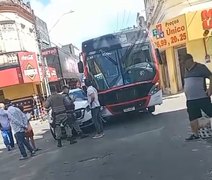 Vídeo: carro avança sinal e colide com ônibus no centro de Maceió