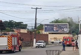 VÍDEO: Poste em curto-circuito assusta moradores em Maceió