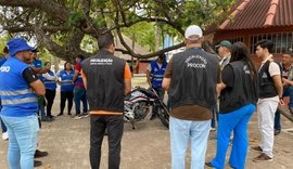 Ambulantes recebem orientação sobre novas regras na faixa de areia