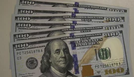 Dólar cai para R$ 4,97 após decisão de Banco Central americano