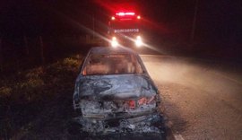 Carro pega fogo e mobiliza bombeiros em rodovia de Jaramataia, Alagoas